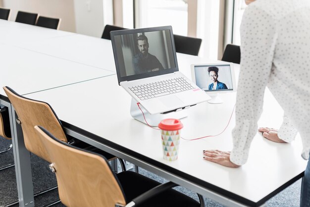 Foto imprenditrice che ha una videoconferenza in ufficio