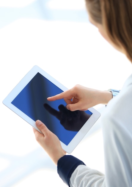 Photo businesswoman holding digital tablet