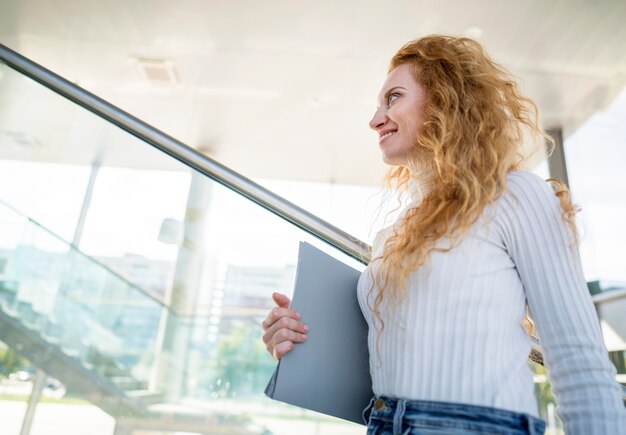 Photo businesswoman holding a document