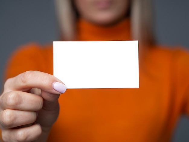 Photo businesswoman holds blank business card