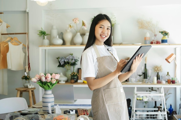 사업가 집 배달 서비스 및 재고 실에서 재고 확인 작업 서비스 마인드