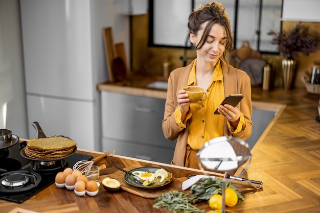 Foto imprenditrice ha fretta di lavorare la mattina