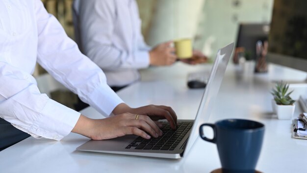 Photo businesswoman is working with laptop computer