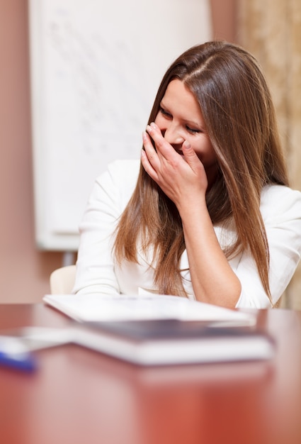 Photo businesswoman laughing in a meeting