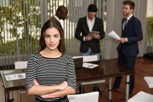 Photo businesswoman leader with arms crossed in working environment