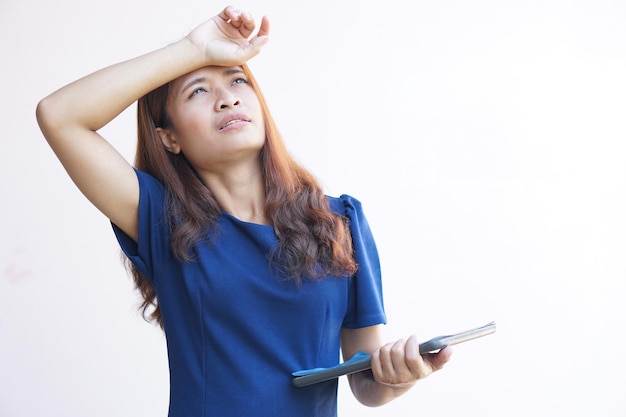 Photo businesswoman looking at laptop computer screen desperately losing business