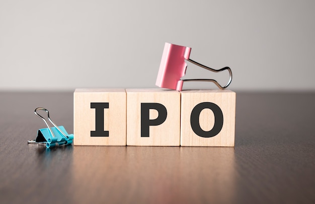 Предприниматель сделала слово IPO с деревянными строительными блоками.