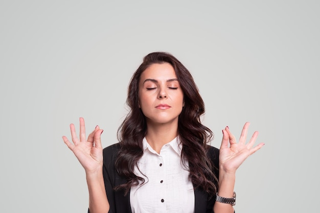 Foto imprenditrice meditando con gesto mudra