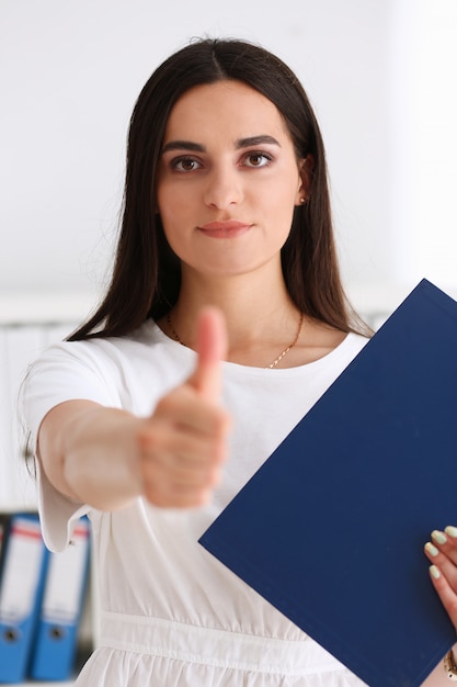 Foto la donna di affari offre la mano da stringere come ciao