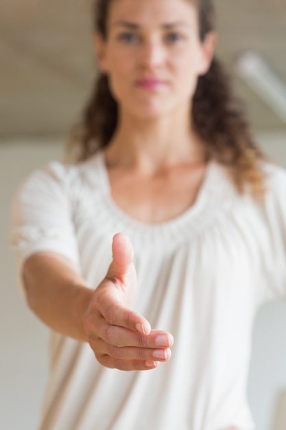 Foto stretta di mano d'offerta della donna di affari in ufficio