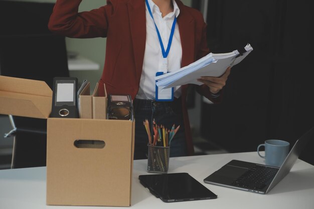 Photo businesswoman packing her things for move