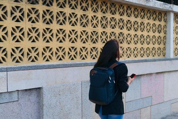 電話での実業家。仕事からの途中で彼女の電話を使用している女性。