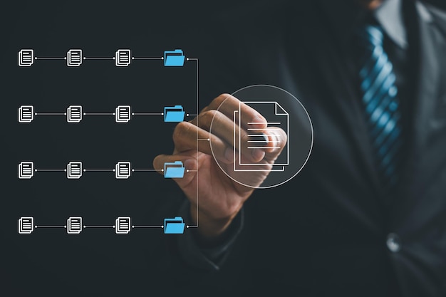 文書管理システム dms 合理化されたファイルを紹介するデジタル画面を指している実業家