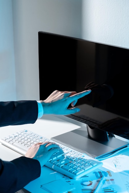 Деловая женщина, указывающая на важную информацию одним пальцем на компьютере. Рука, представляющая важные данные. Женщина, показывающая последние обновления.