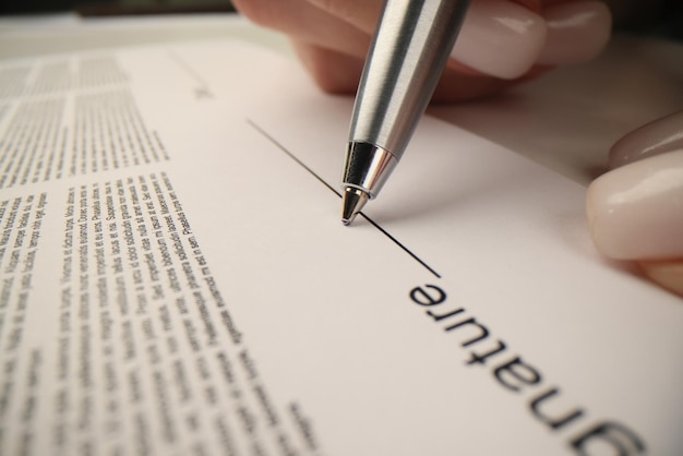 Photo businesswoman prepares to sign contract showing agreement