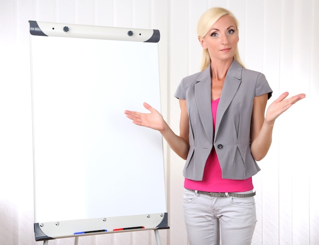 Photo businesswoman presenting on flipchart in office