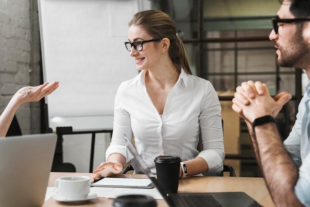 彼女のチームとの専門家会議中の実業家