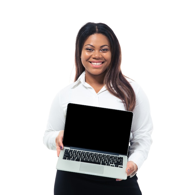 Imprenditrice mostrando lo schermo del computer portatile in bianco