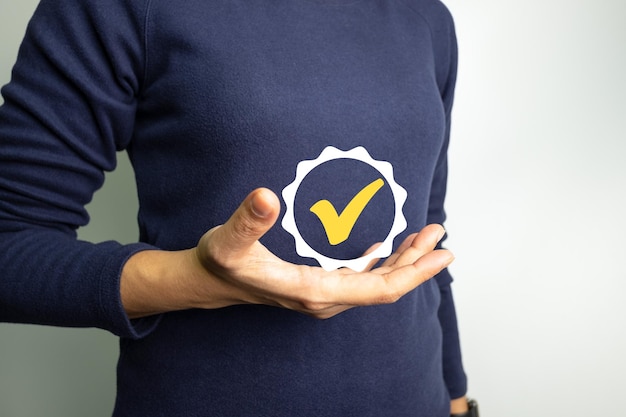 Photo businesswoman showing the symbol of top service quality