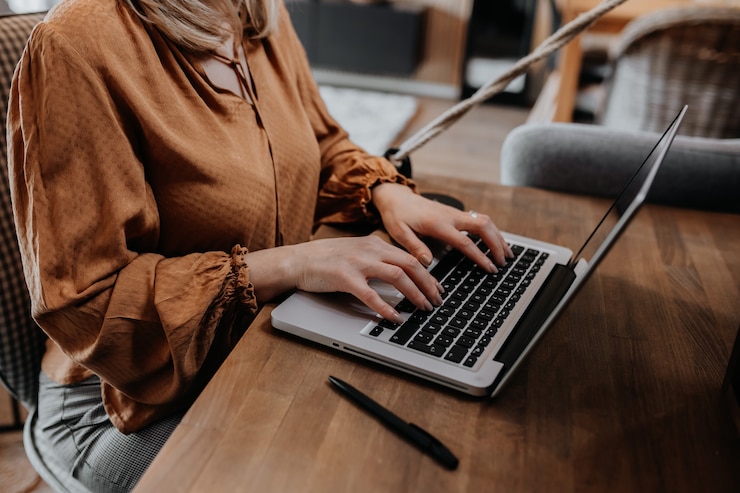 Photo businesswoman sitting in a chair and managing her business via home office 