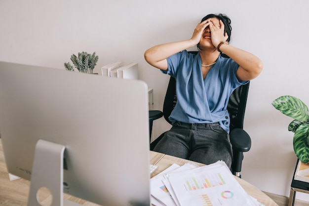 Foto donna d'affari seduta su una sedia da ufficio che sembra stressata a pensare a come risolvere i problemi