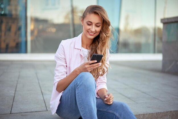 Photo businesswoman sitting summer day near corporate building business person