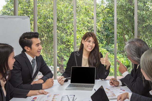 Photo businesswoman sitting with colleagues at office