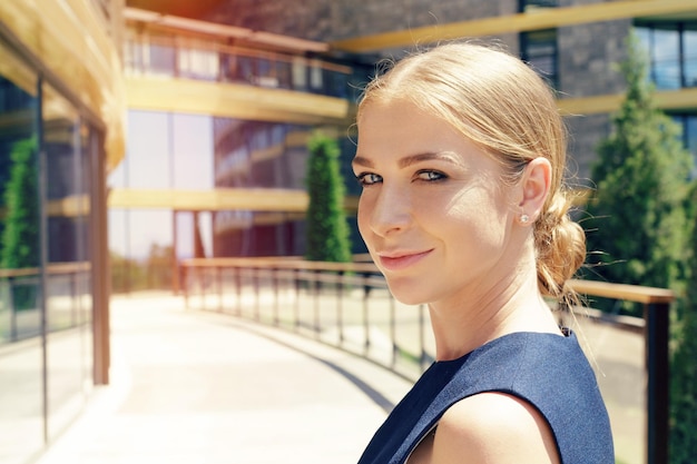 Photo businesswoman standing next to her office in the morning