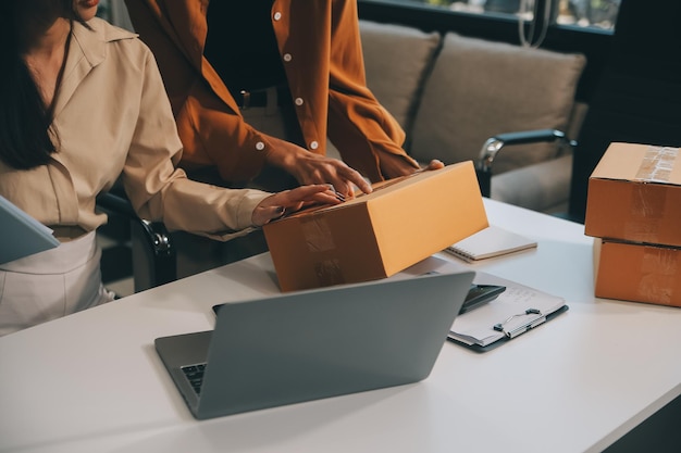 アジアの女性小規模企業を立ち上げ成功した中小企業起業家アジアの女性ホーディングボックス自宅からパッケージを配達オンライン配達中小企業配達コンセプトと包装