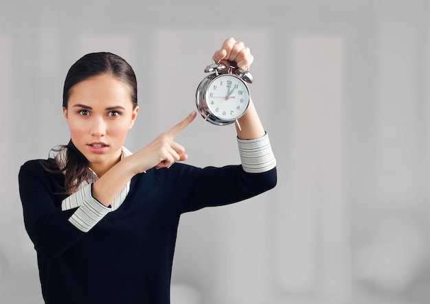 Photo businesswoman in suit with clock on background