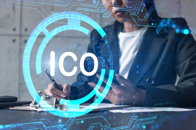 Деловая женщина делает заметки и голограмма ICO Двойная экспозиция Первоначальная монета бизнес-технологий, предлагающая концепцию блокчейн-решения