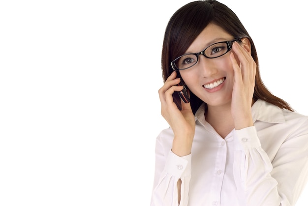 деловая женщина разговаривает с мобильным телефоном с улыбающимся лицом.