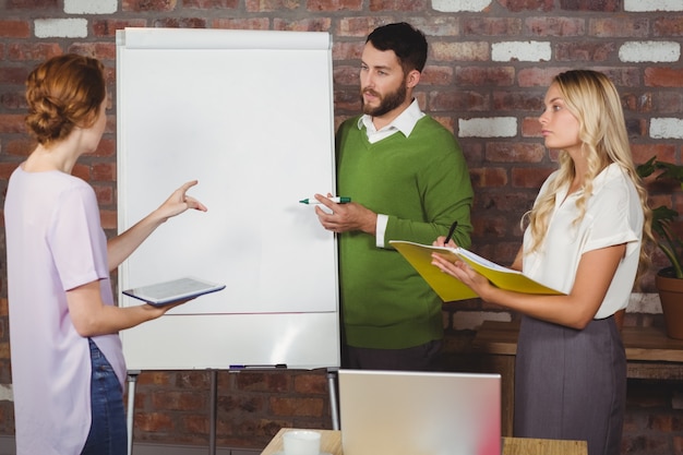 Foto imprenditrice parlando con i colleghi