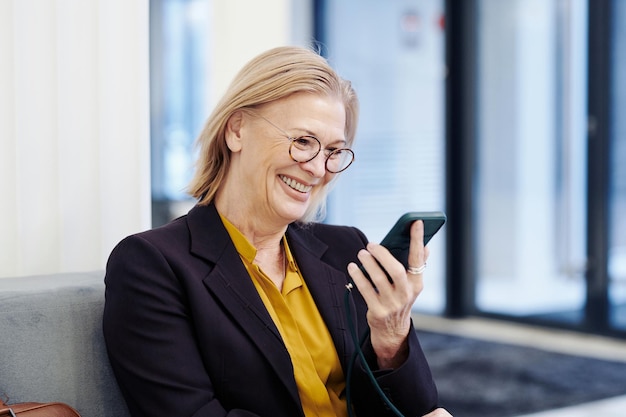 Foto imprenditrice parlando online al telefono