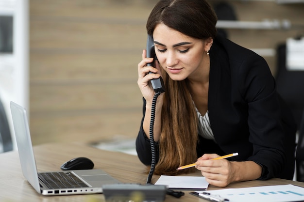 Photo businesswoman talking on the phone