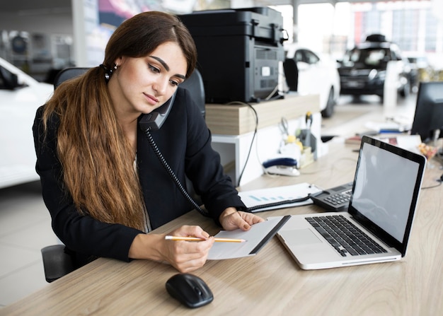 Photo businesswoman talking on the phone