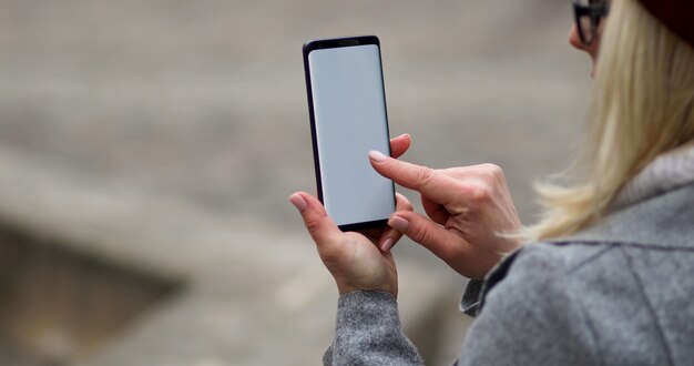 그녀의 핸드폰에 문자 메시지를 입력하는 사업가