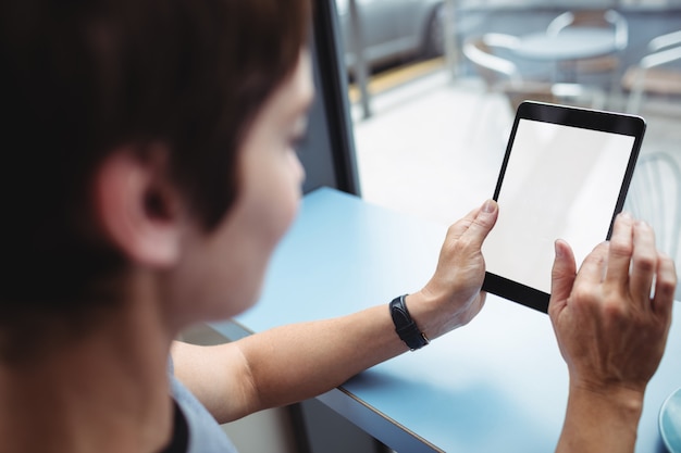 Photo businesswoman using digital tablet