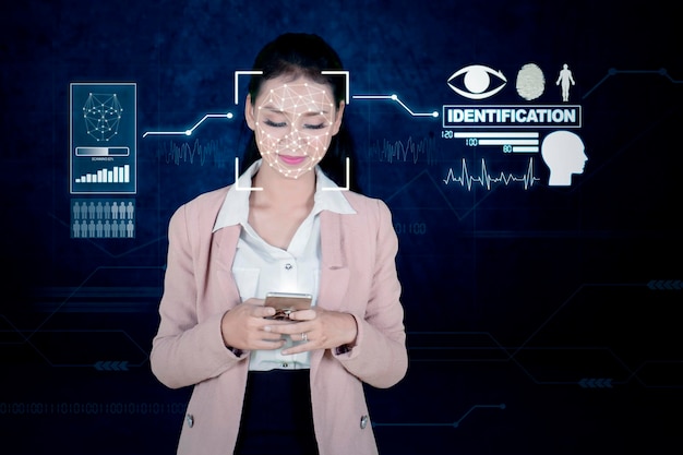 Бизнесменка, использующая идентификацию Face ID