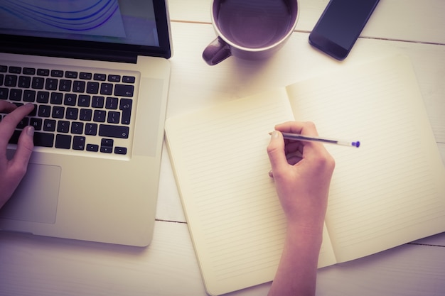 Photo businesswoman using her laptop at desk