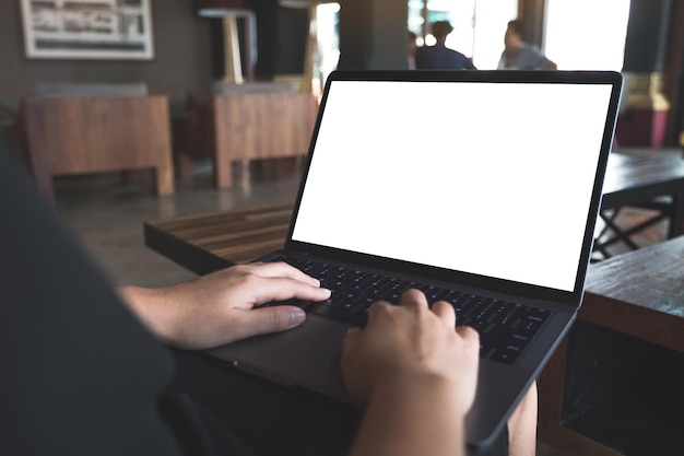 Photo businesswoman using laptop in cafe