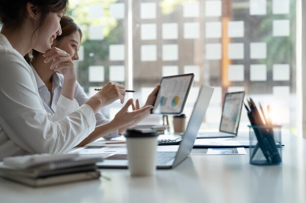 Photo businesswoman using laptop on table