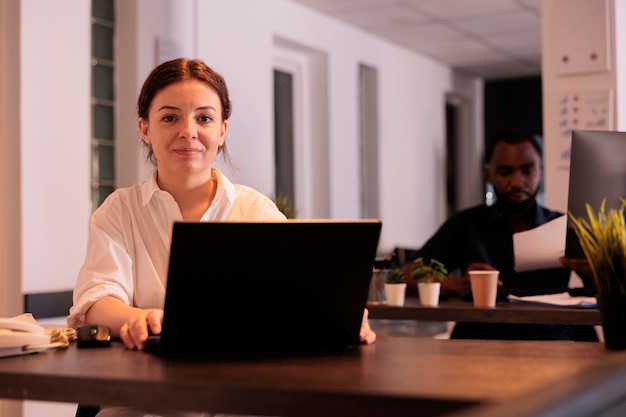 Photo businesswoman using laptop on table