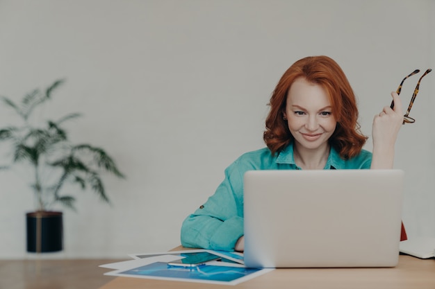 Businesswoman using a laptop