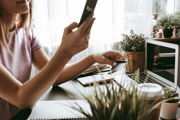 現代のオフィスで携帯電話を使用している実業家