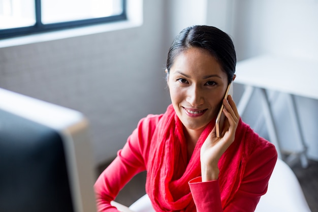 Photo businesswoman using mobile phone in office