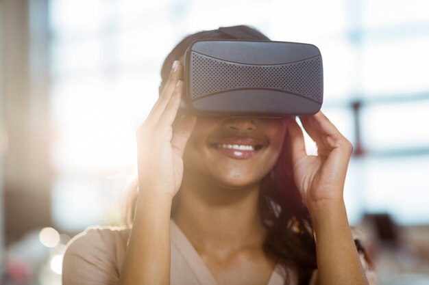 Foto donna di affari che usando i vetri virtuali 3d