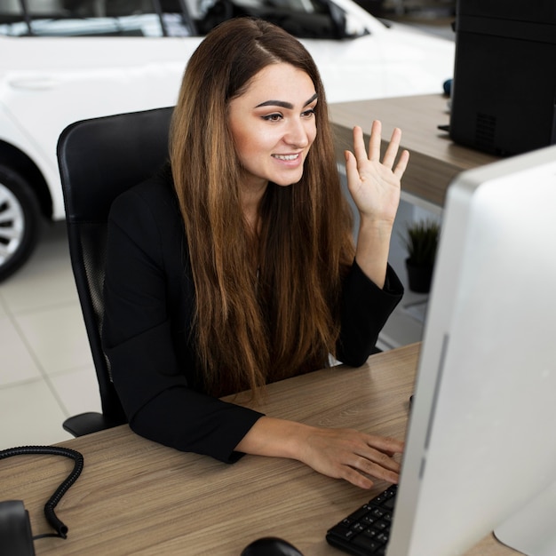 Photo businesswoman video conferencing