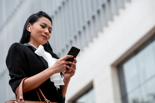 Photo businesswoman waiting outside for her taxi