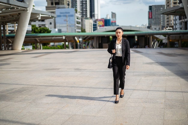 Photo businesswoman walking in the city